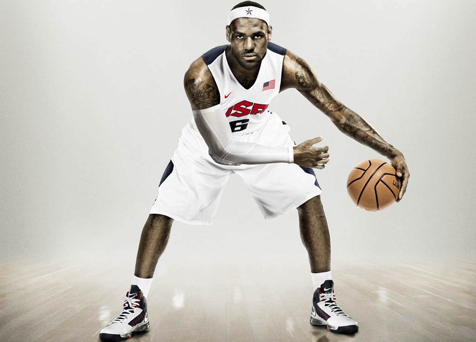 阿贾克斯客场4-2逆转卡拉巴克，收获本赛季欧冠首胜（阿贾克斯客场上演4-2逆转力克卡拉巴克，斩获赛季欧冠首胜）