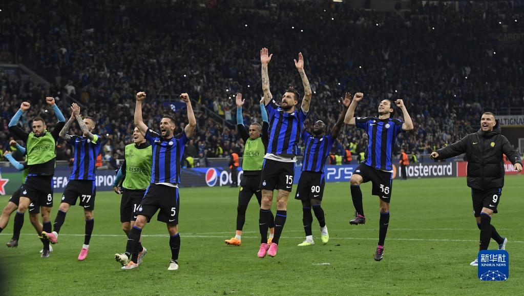 彰华非反击上篮，奥利弗追防起飞送排球大帽，篮球赛场上精彩瞬间（彰华非快攻上篮，奥利弗飞身追防送排球式大帽，赛场高燃瞬间）