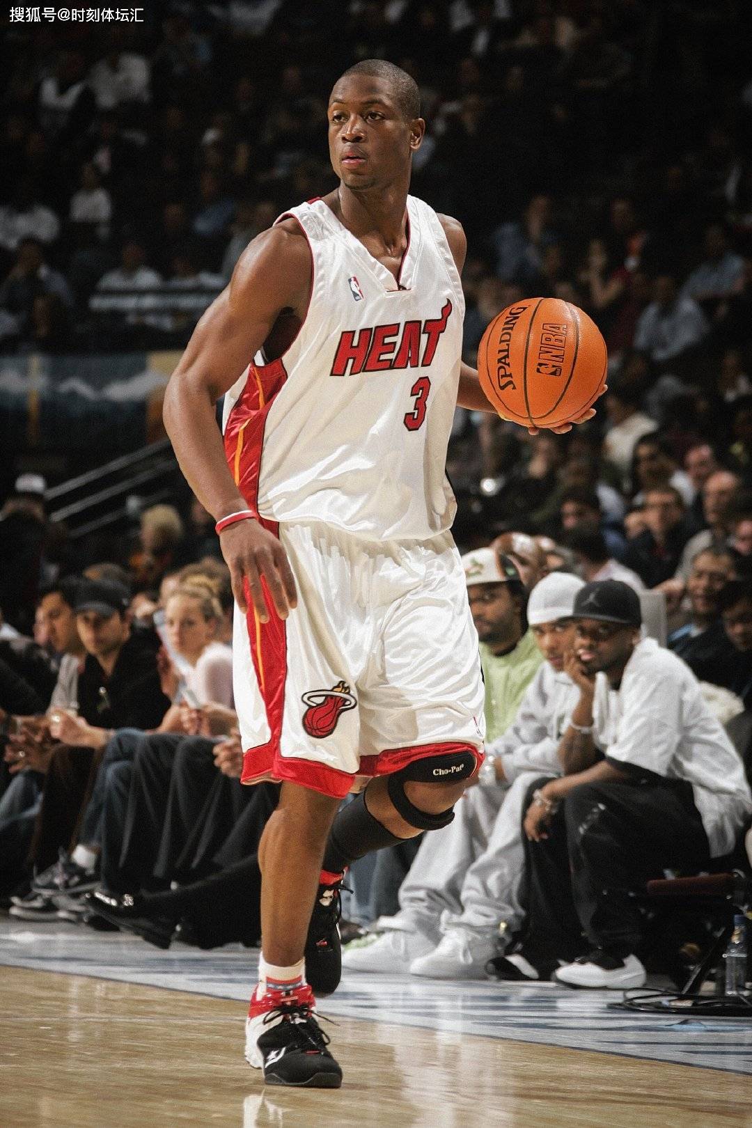 足坛年终大战淘汰赛实时赛况：梅西大幅落后姆总，C罗领先安东尼（年终足坛淘汰赛即时战报：梅西明显落后姆巴佩，C罗暂时领先安东尼）