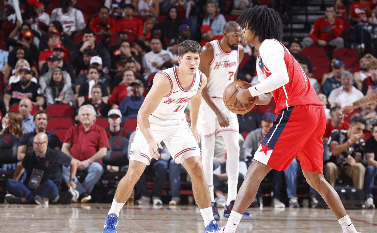 火箭记者：漫长赛季才刚开始 过早断言火箭前景有失公允（火箭随队记者：赛季尚处开端，提前断定火箭前景欠妥）