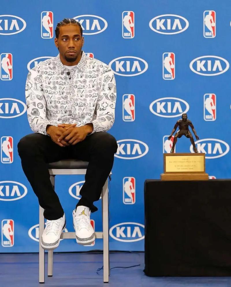 拓记为杨瀚森炮轰裁判荒唐！美媒再赞顶级策应天赋 斯帅回应显得无奈（拓记替杨瀚森怒批荒唐判罚，美媒再度盛赞顶级策应天赋，斯帅回应颇显无奈）