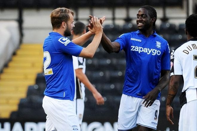 镜报：麦克托米奈上赛季意甲收官战亲签球衣成交价超2.4万欧（镜报：麦克托米奈意甲赛季收官战亲笔签名球衣拍卖价突破2.4万欧元）