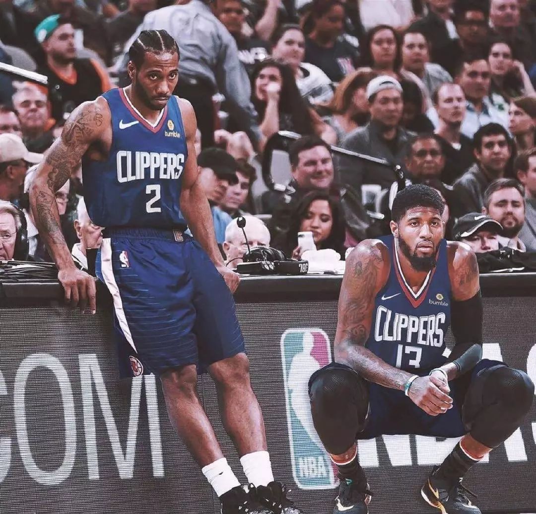 足坛年终大战淘汰赛实时赛况：梅西大幅落后姆总，C罗领先安东尼（年终足坛淘汰赛即时战报：梅西明显落后姆巴佩，C罗暂时领先安东尼）