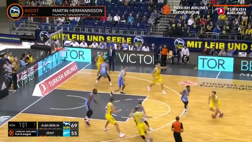 莱万西甲生涯进74球，同期单一联赛进球数仅次于哈兰德和凯恩（莱万西甲累计74球，同期单联赛进球数仅逊哈兰德与凯恩）