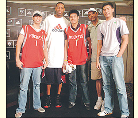 被球迷询问是否会考虑加盟阿森纳，库尼亚大笑回应（被问是否加盟阿森纳，库尼亚笑着回应）