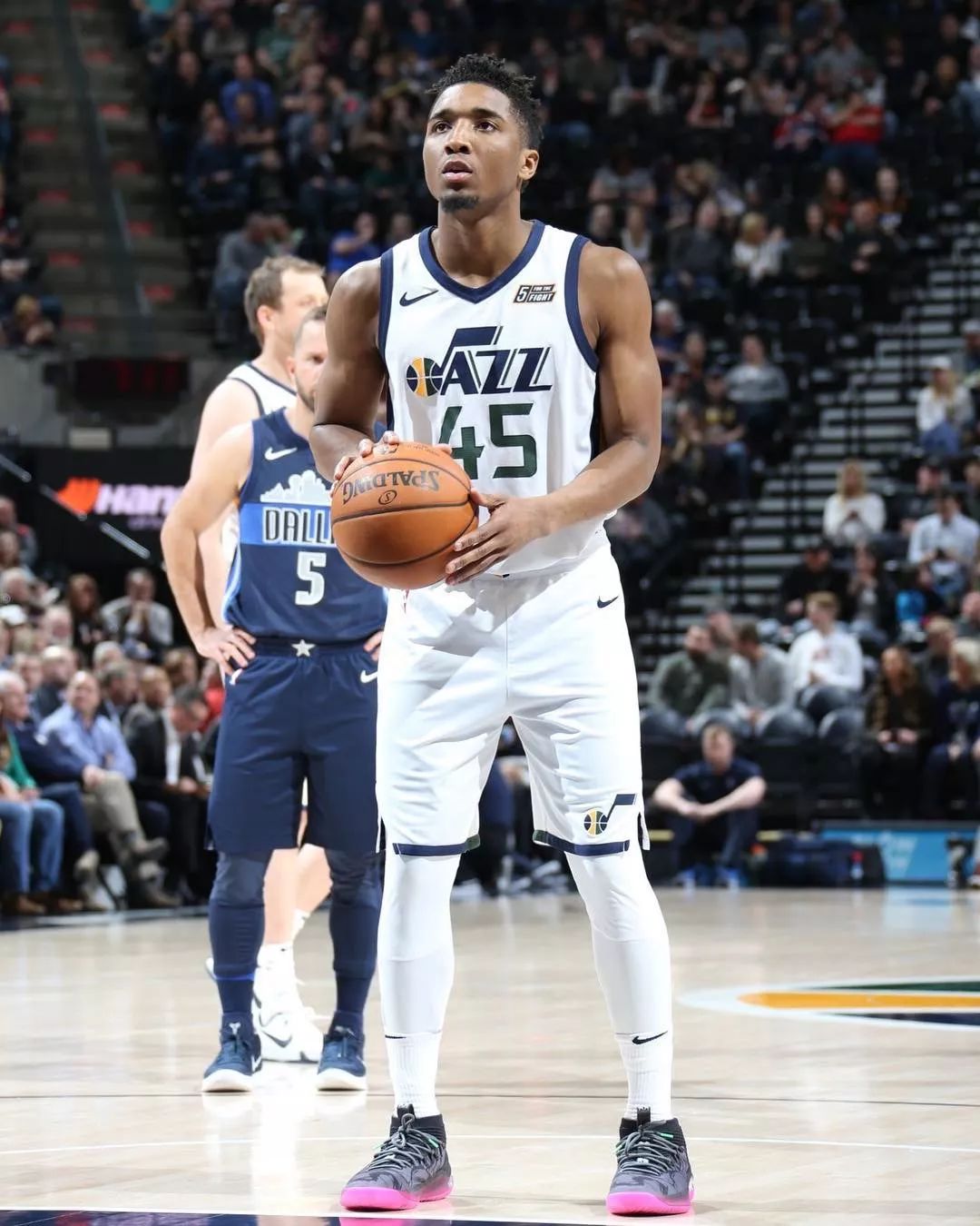 皇马客场对阵阿拉维斯，后防伤病严重，阿隆索面临解雇危机，需尽快取胜以保帅位。（客战阿拉维斯，皇马后防告急；阿隆索帅位危机四伏，唯有速胜自保）